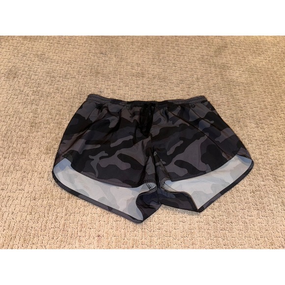 Women's Old Navy Active Running Shorts Camo Print Athletic Gym Shorts Medium - Picture 1 of 8